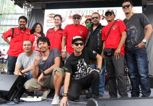 Helmi (atas, tengah) bersama barisan pelakon filem 'Bikers Kental'. Foto Low Boon Tat