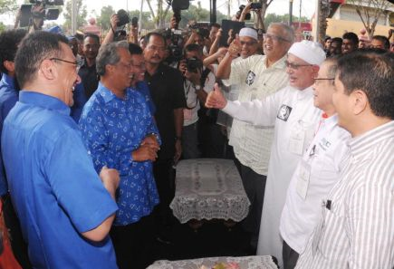 Timbalan Perdana Menteri, Tan Sri Muhyiddin Mohd Yassin (dua, kiri) bermesra dengan Presiden Pas, Datuk Seri Abdul Hadi Awang sewaktu bertemu ketika mengiringi calon masing-masing ke tempat penamaan calon di Kompleks Rakan Muda Kampung Raja untuk Pilihan Raya Kecil Dewan Undangan Negeri Kuala Besut di Terengganu pada Jumaat
-Foto BERNAMA