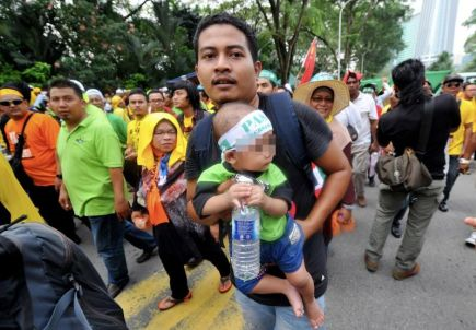 DEGIL... Ramai peserta perhimpunan anjuran pembangkang gagal mematuhi Akta Perhimpunan Aman 2012 (APA) apabila membawa kanak-kanak menyertai perhimpunan itu.  APA mensyaratkan kanak-kanak berusia 15 tahun ke bawah tidak boleh menyertai perhimpunan tersebut.  -fotoBERNAMA