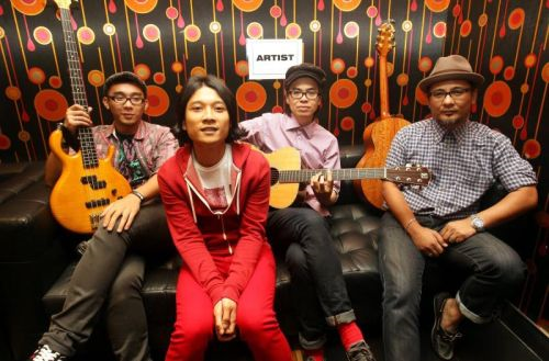 Andy (kanan) kini bersama kumpulan band baru, The Malayan. Foto AZHAR MAHFOF