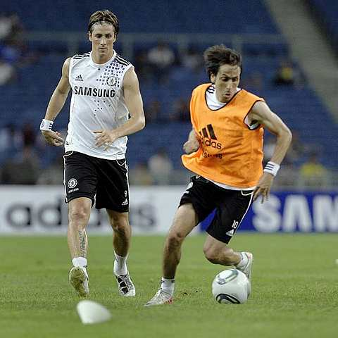 Yossi Benayoun (berjersi kuning). 