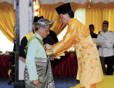 Tengku Mahkota Pahang Tengku Abdullah Sultan Ahmad Shah (kanan) mengurniakan Darjah Kebesaran Sultan Ahmad Shah Pahang Yang Amat Di Mulia-Peringkat Pertama Sri Sultan Ahmad Shah Pahang (SSAP) yang membawa gelaran Datuk Seri kepada Menteri Perdagangan Dalam Negeri, Koperasi dan Kepenggunaan Datuk Seri Hasan Malek. Foto BERNAMA