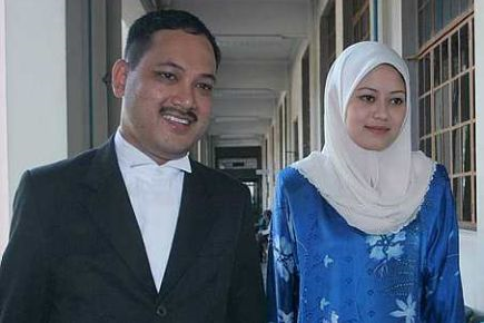 Mastura Bakar bersama Roslizam Rahim di di Mahkamah Syariah Kuala Lumpur hari ini. Foto Ihsan Utusan